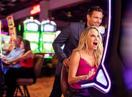 Người dùng Việt Nam nạp tiền vào game tt88 qua điện thoại với MoMo và ZaloPay